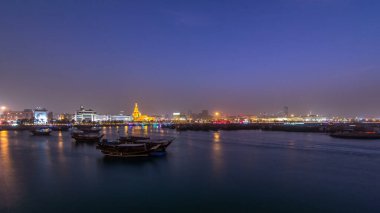 Geleneksel ahşap Dhow balıkçı tekneleriyle Doha Körfezi 'nde gece gündüz geçiş zamanı. Corniche, Doha, Katar ile müzeden görüntü