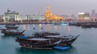 Geleneksel ahşap Dhow balıkçı tekneleriyle Doha Körfezi 'nde gece gündüz geçiş zamanı. Corniche, Doha, Katar ile müzeden görüntü