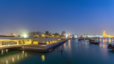 Doha şehrinin İslami Sanatlar Müzesi önündeki görüntüsü, Katar 'ın başkenti Doha' da gece gündüz geçiş zamanı. Tekneler ve köprüler