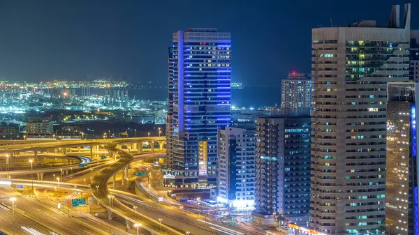 Bir Şeyh zayed yolu kavşak bir büyük şehir timelapse hava görünümünü. Arabalar ve gökdelenler ile UAE Dubai Yat Limanı bölgesinin kentsel peyzaj