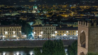 Aziz Nicholas, Sinagog, Arno nehri ve Piazzale Michelangelo 'dan diğer sarayların gece görüşü. Floransa, İtalya. Tarihi kentin akşam aydınlanması