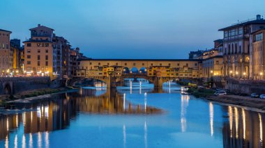 Arno Nehri ve Ponte Vecchio Köprüsü. Gün batımından sonra İtalya 'nın Toskana kentindeki Floransa' daki Ponte alle Grazie 'den geçiş zamanı. Akşamları nehire yansıyan yansıma