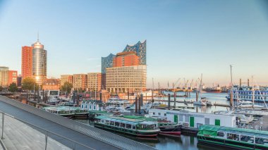 Jan Fedder Gezinti Alanı Hamburg, Almanya 'da, canlı bir liman bölgesi. Günbatımında Elbe Nehri 'nde ünlü binalarla birlikte gemiler ve botlar. Rahatlama ve manzaralı güzellik