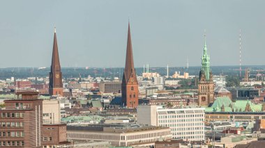 Hamburg 'un tarihi şehir merkezinin hava zaman çizelgesi. Pazar meydanında ikonik belediye binası kulesi ve kilise kuleleri var. Antik liman bölgesi Almanya 'nın sığınak perspektifinden görülüyor