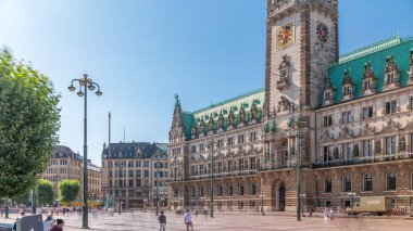 Hamburg Belediye Binası zaman çizelgesi, Hamburg hükümetinin merkezi, şehir merkezindeki Altstadt semtinde yer almaktadır. Mavi, berrak bir gökyüzünün altındaki ana meydandan ön manzara