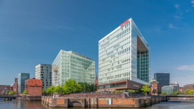 Hamburg HafenCity 'den Timelapse Ericusgraben' de St. Catherine Kilisesi 'ne açılan modern Spiegel ofis binaları manzaralı. Almanya 'daki Elbe' nin canlı şehir mimarisi