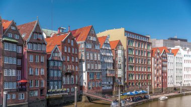 Kleines Rıhtımı 'nın Hamburg, Almanya' da bulunan Elbe Kanalı 'nın kuzeyindeki hava zaman tüneli. Resimli kafeler ve tarihi tuğla evler sakin rıhtım boyunca uzanır. Yemek yemek ya da gelgit manzarasından zevk almak için mükemmeldir.