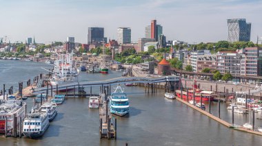 Jan Fedder Gezinti Alanı Hamburg, Almanya 'da canlı bir liman bölgesi. Elbe Nehri 'ndeki marinada gemiler ve tekneler. Arkasında ünlü binalar var. Rahatlama ve manzaralı güzellik