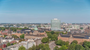Almanya 'nın Hamburg kentindeki Sievekingplatz' daki Hanseatic Higher Bölgesel Mahkemesi 'ni vurguluyor. Büyüleyici şehir silueti manzarası Sığınak bakış açısından tarihi cazibeyle
