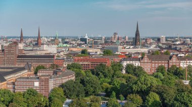 Hamburg 'un tarihi şehir merkezinin hava panoramik zaman çizelgesi. Pazar meydanında ikonik belediye binası kulesi ve kilise kuleleri var. Antik liman bölgesi Almanya 'nın sığınak perspektifinden görülüyor