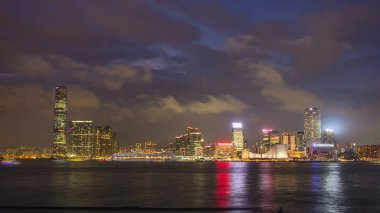 Uluslararası Ticaret Merkezi ve Hong Kong 'daki gemiyle Skyline panorama zaman çizelgesi. Batı Kowloon, Hong Kong 'daki gökdelenleri aydınlattı..