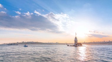 Renkli bulutlar ve istanbul, Türkiye, kiz kulesi Kulesi ışık timelapse güneş ışınları ile gün batımına bakirelerin kule. Bosforus su yansıması ile arka plan üzerinde şehir manzarası