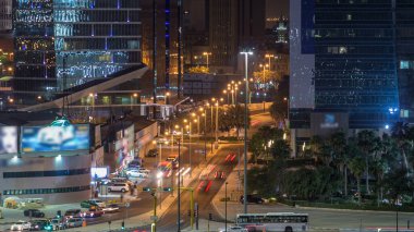 Kuveyt şehir merkezindeki kavşaktaki Skyline ve gece trafiği alacakaranlıkta aydınlandı. Çatıdan hava görüntüsü. Kuveyt Şehri, Orta Doğu.