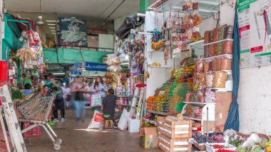 Surquillo Market zaman çizelgesi, Lima, Peru. Lima 'nın en büyük gıda pazarı. Tezgahtaki satıcılar sebze, meyve ve et satıyor.