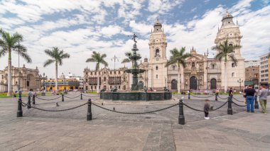 Plaza de Armas 'daki çeşme, Plaza Mayor olarak da bilinen hiperlapse, Lima' nın tarihi merkezinin merkezinde yer almaktadır. Arkaplanda katedral
