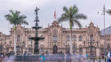 Plaza de Armas 'daki çeşme, Plaza Mayor olarak da bilinir, Lima' nın tarihi merkezinin merkezinde yer alır. Arka planda hükümet sarayı