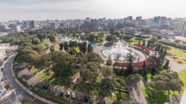 Havadan Park of the Reserve 'e en büyük şelale zaman döngüsü büyüğü ile panoramik bir görüş. Yeşil çimenler ve ağaçlar. Arkaplanda şehir silüeti
