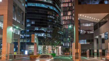 İş alanındaki gece manzarası aydınlık gökdelenler zaman ayarlı. San Isidro bölgesi Lima, Peru. Sokakta trafik ve ofislerde parlayan pencereler
