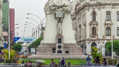 Peru, Lima 'daki San Martin plazasında Jose de San Martin anıtı. Nicolas de Pierola Bulvarı trafiği ve arka planda tarihi binalar