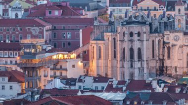Santa Justa Asansörü günden geceye, Carmo Lift ve Convento da Ordem do Carmo olarak da bilinir, tarihi kilise. Gün batımından sonra yukarıdan bak. Lizbon, Barrio Alto bölgesi. Portekiz