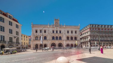 Lizbon 'daki Rossio İstasyonu zaman aşımına uğradı. Zebra geçişi ve sokak trafiği ile ön manzara. Don Pedro IV Meydanı 'ndaki 19. yüzyıl demiryolu binası. Portekiz.