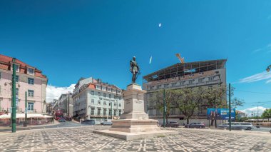Portekiz 'deki Cais do Sodre tren istasyonu yakınlarındaki Lizbon şehir merkezinde bulunan Duque da Terceira Meydanı' nda anıtsal zaman atlaması. Arkaplanda renkli tarihi evler ve sokak trafiği