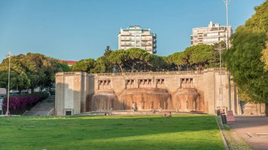Lizbon Alameda Park 'taki Fonte Luminosa çeşmesinde zaman aşımı. Şehrin doğu bölgesindeki su kaynaklarını kutlayan ikonik simge. Konut binaları görünüyor. Portekiz