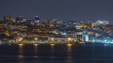 Lizbon 'un aydınlık Amoreiras kuleleri, Santos bölgesi, tarihi rıhtımlar ve Portekiz' in güney kıyısında Almada 'dan seyredilen Tagus Nehri' nin gökyüzü çizgisi.