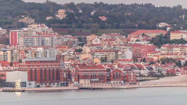 Lizbon 'daki EDP Elektrik Müzesi' nin ve Tagus Nehri 'ndeki MAAT' ın hava görüntüsü. Günbatımında manzaralı şehir manzarası ile aydınlatılan ikonik simgeler tarihi ve modern mimariyi gözler önüne seriyor.