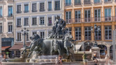 Belediye Binası yakınlarındaki Place des Terreaux 'da bulunan Lyon' un sembolü Bartholdi Çeşmesi 'nin hiperlapası. Akan suyla çevrili binicilik heykeli, tarihi mimari zaman çizelgesiyle çevrili. Fransa