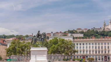 Fransa 'nın Lyon kentindeki Bellecour Meydanı' nda Avrupa 'nın en büyük yaya meydanı. Kral 14. Louis 'in binicilik heykeli canlı bir zaman dilimi altında tarihi binalarla çevrili.