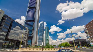 Madrid ve İspanya 'nın en yüksek gökdelenlerinin bulunduğu Dört Kuleler İş Alanında gökdelenler zaman atlaması yaşıyor. Kavşakta trafik olan ofis bölgesi
