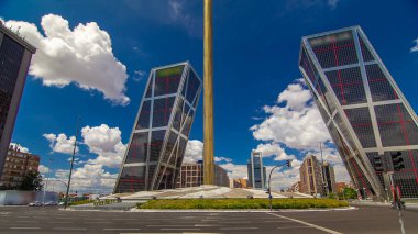 İspanya 'nın Madrid kentinde İspanya' nın Bankia kentinde bulunan mavi bulutlu gökyüzü Plaza de Castilla 'dan KIO kuleleri veya Avrupa Ağ Geçidi zaman atlaması.