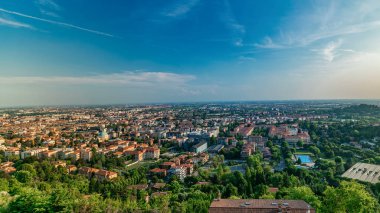 Ortaçağ üst Bergamo timelapse - Kuzey İtalya güzel ortaçağ şehir görünümünü. Panoramik üstten görünüm. Mavi bulutlu gökyüzü yaz gün