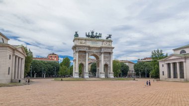 Piazza Sempione 'deki Arco della Pace (Simplon Meydanı' ndaki Barış Kemeri) hiperhız. Yaz günü mavi bulutlu bir gökyüzü. 1807 ve 1838 yılları arasında inşa edilmiş 25 metre yüksekliğinde ve 24 metre genişliğinde neoklasik bir zafer kemeridir..