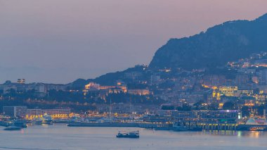 Monte Carlo 'nun şehir manzarası şatodan geceye geçiş zamanı, yaz günbatımından sonra Monako. Akşam sisi. Limandaki yatlar. Kaptan Martin 'den üst görünüm