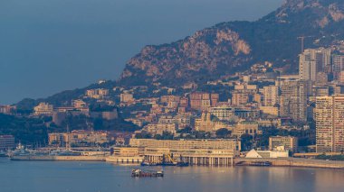 Monte Carlo 'nun sabah sıcacık ışık zamanlamasıyla şehir manzarası yaz gündoğumu boyunca Monako' da camlardan yansıyan güneş. Sabah sisi. Limandaki yatlar. Kaptan Martin 'den üst görünüm