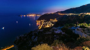 Günbegün geçiş zamanı, botlarla Akdeniz kıyılarının panoramik görüntüsü. Günbatımından sonra Fransız Rivierası 'ndaki Eze köyünün tepesinden ortaçağ evleri.