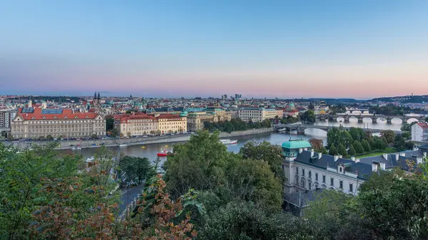 Akşam Panorama Prag Vltava Nehri ve Prag köprüler gün gece geçiş timelapse için. Hanavsky Pavilion üstten görünüm