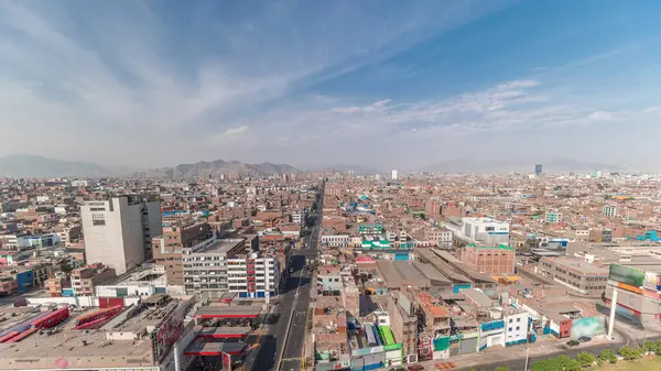 Lima şehrinin panoramik ufuk çizgisi yukarıdan birçok binanın havadan zamanlaması var. Arka planda tepeler olan fakir evler. Sokakta trafik vardı. Lima, Peru