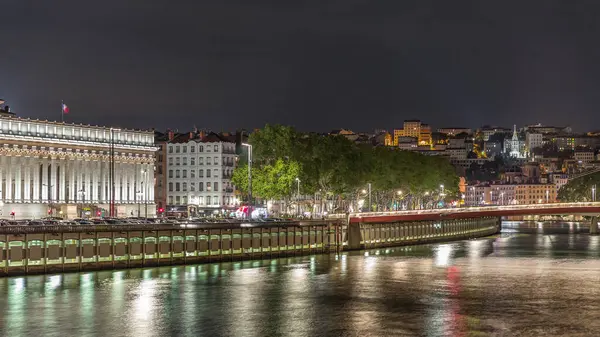 Gece Lyon Temyiz Mahkemesi 'nin zaman çizelgesi, Lyon' un 5. bölgesindeki Place Duquaire 'de bir neo-klasik mahkeme. Saone rıhtımının ve kırmızı asma köprünün manzarası. Fransa.