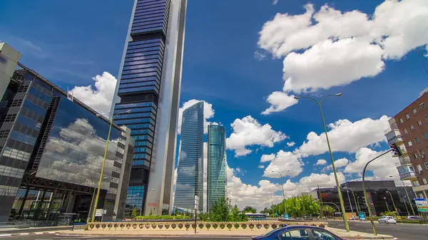 Madrid ve İspanya 'nın en yüksek gökdelenlerinin bulunduğu Dört Kuleler İş Alanında gökdelenler zaman atlaması yaşıyor. Kavşakta trafik olan ofis bölgesi