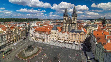 Prag, Çek Cumhuriyeti 'nde anıtsal takvimi olan eski şehir meydanı. Bu en iyi bilinen şehir meydanı (Staromestka adları). Astronomik Saat Kulesi 'nden üst görünüm