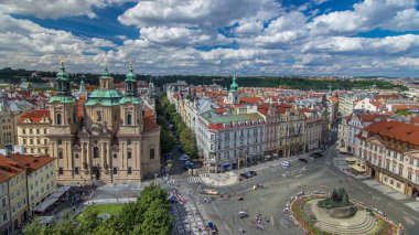 Aziz Nikolaos Kilisesi ve Eski Şehir Meydanı timelapse, Prague, Çek Cumhuriyeti. Astronomik Saat Kulesi bulutlu yaz gün üzerinden üstten görünüm