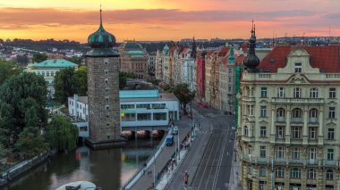 Sitkovska su kulesi zaman çizelgesi ve Prag 'ın eski şehir merkezinde gün batımında trafik. UNESCO 'nun Dünya Mirası Alanı. Dans salonunun tepesinden hava görüntüsü