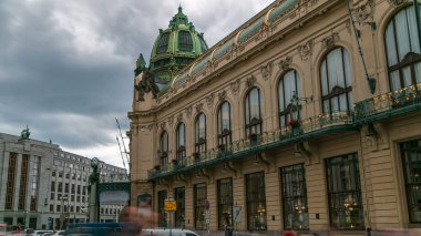 Çek Cumhuriyeti, Prag 'daki Belediye Binası ve yeni sanat eserlerinin ön cephelerine bir göz atın. Caddedeki taksi arabaları. Bulutlu gökyüzü
