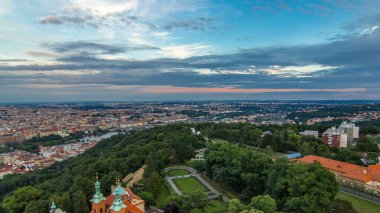 Çek Cumhuriyeti 'ndeki Petrin Gözlem Kulesi' nden Prag 'a Yeşil Park' la harika bir zaman çizelgesi. Gün batımından önce mavi bulutlu gökyüzü