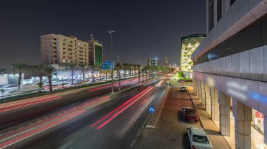 Suudi Arabistan, Riyad 'daki Kral Fahd Yolu' nun gece panoramik zaman çizelgesi. Günümüz kuleleri ve gökdelenleri ile çevrili Riyad Ulusal Kütüphanesi 'nin yakınındaki araçlarla yoğun bir trafik vardı.