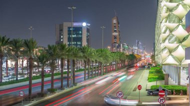 Suudi Arabistan, Riyad 'daki Kral Fahd Yolu' nun gece uçuşları. Günümüz kuleleri ve gökdelenleri ile çevrili Riyad Ulusal Kütüphanesi 'nin yakınındaki araçlarla yoğun bir trafik vardı.