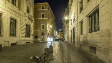 Roma timelapse hyperlapse sokaklarında Çeşme Trevi gösteren restoran ve insanlar bulanıklık gece Pantheon yürüme mesafesindedir. Gece çalıştırmak